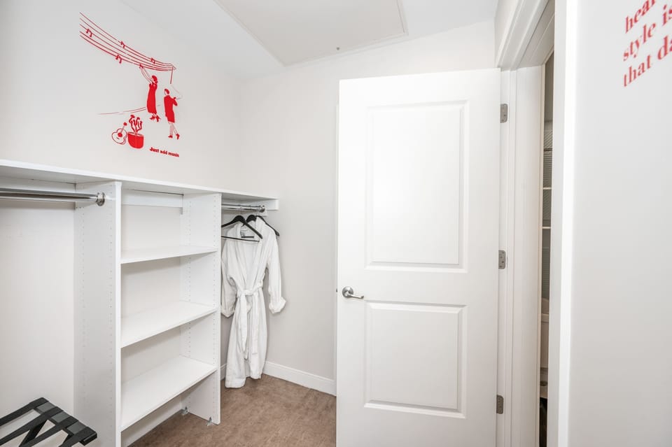 Keep clothes & bags neatly tucked away with ample closet space​