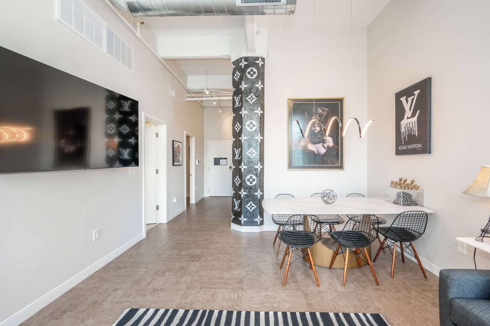 Make mealtime memories together at the dining table for 6​