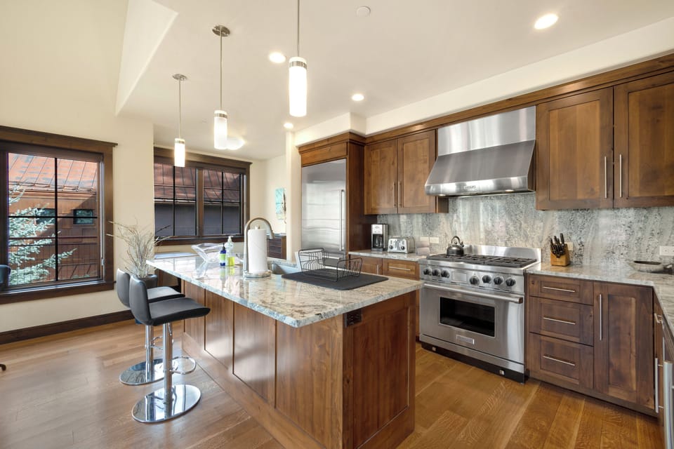 2.0-telluride-on-trails-edge-kitchen