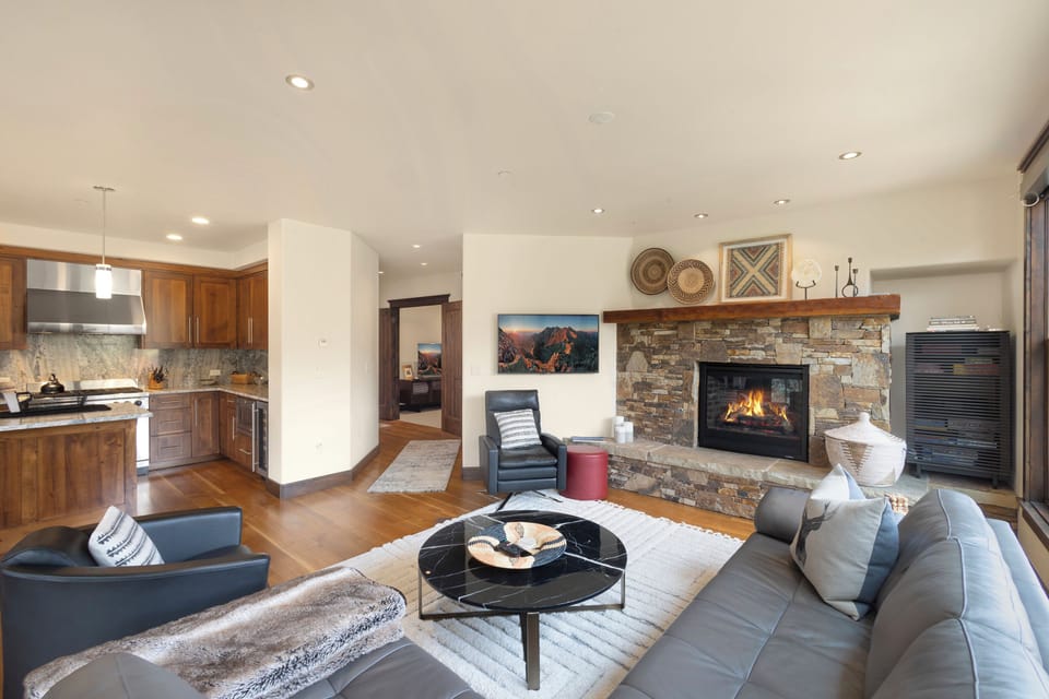 1.05-telluride-on-trails-edge-living-room