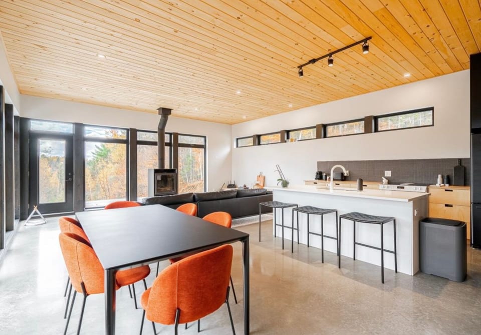 Salle à manger conviviale et cuisine moderne – un lieu de rassemblement lumineux pour savourer chaque moment.