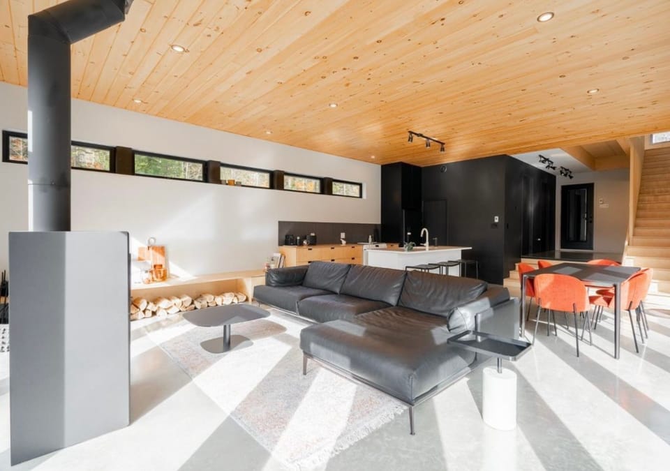 Espace de vie lumineux et minimaliste – salon, cuisine et salle à manger à aire ouverte pour des moments conviviaux