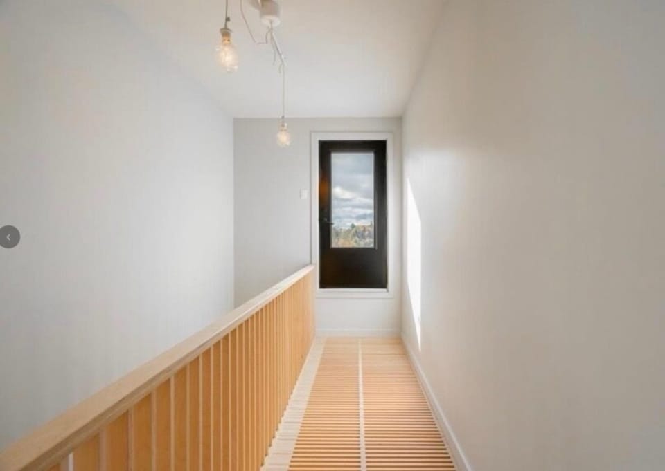 Architecture épurée et lumière naturelle : chaque détail du chalet Luma respire la sérénité
