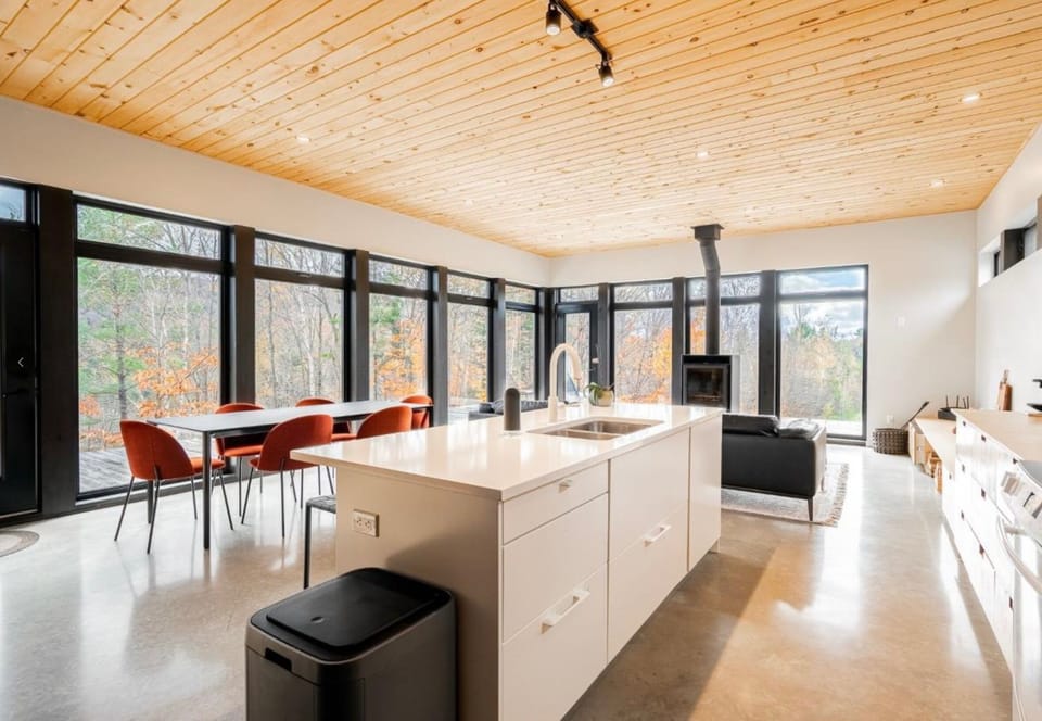 Cuisine épurée et fonctionnelle – un espace lumineux où design et simplicité se rencontrent