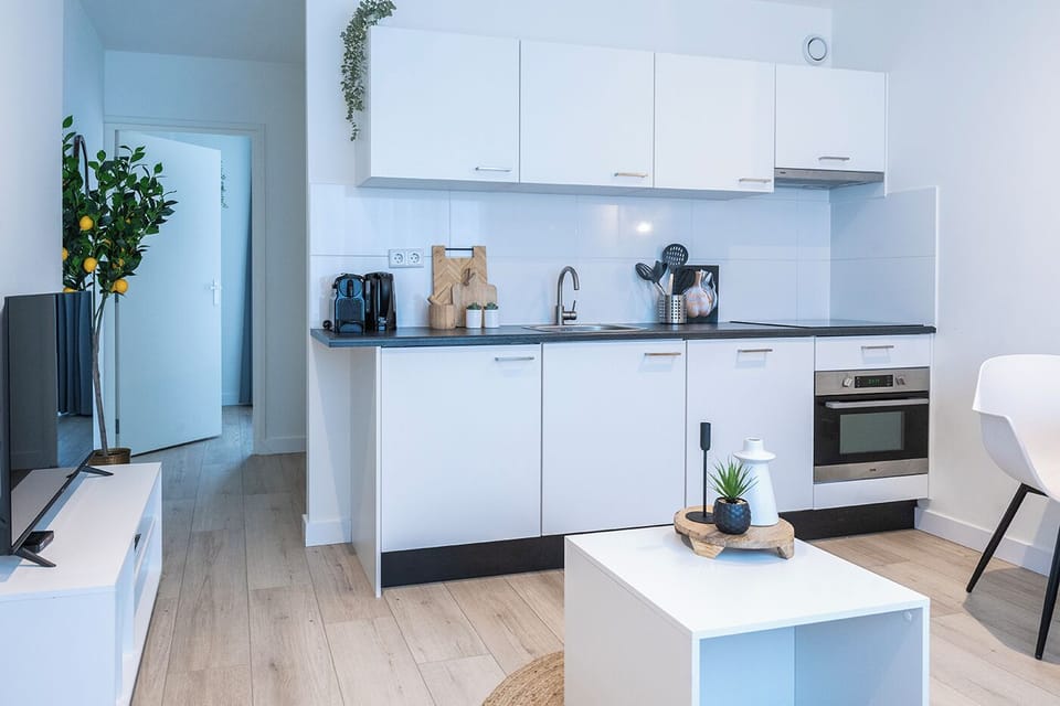 Includes cooking utensils, kettle, and fridge – a true Eindhoven essential