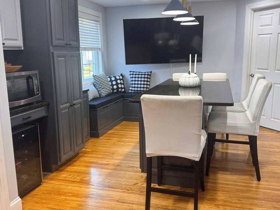  Spacious island with comfortable seating and a large Smart TV—perfect for casual meals, morning coffee, or gathering while cooking.