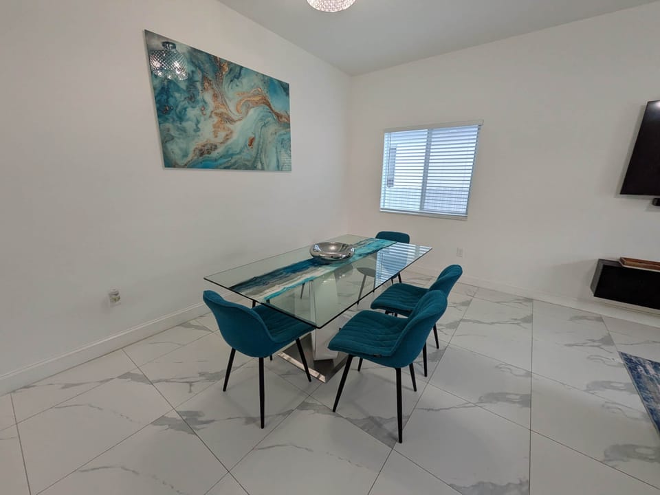 Dining Room – Stylish dining area with seating for 6.