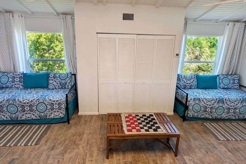 Dayhouse loft bedroom (4 twin beds)