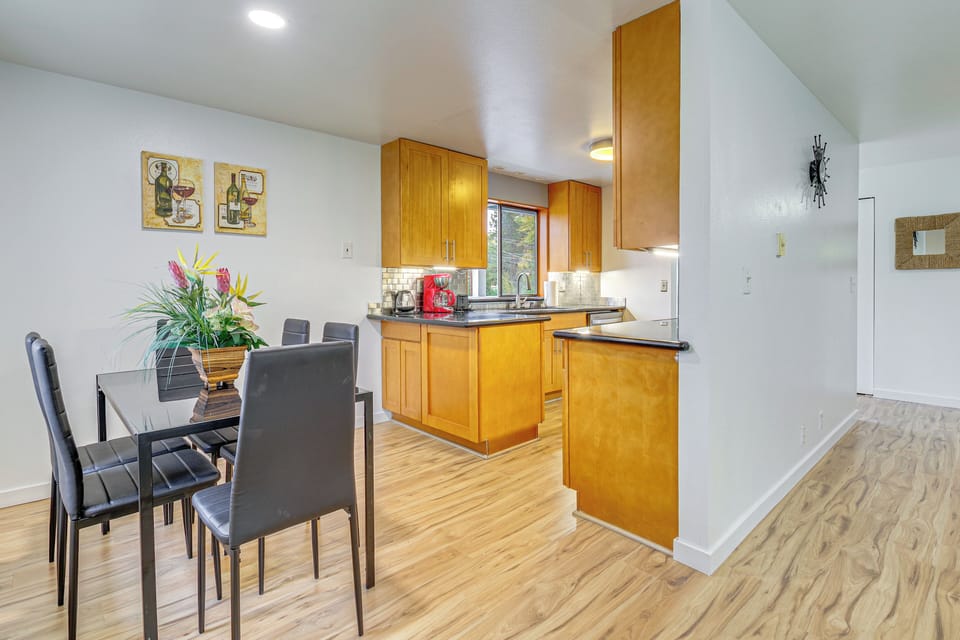 Dining Area | Dishware/Flatware Provided
