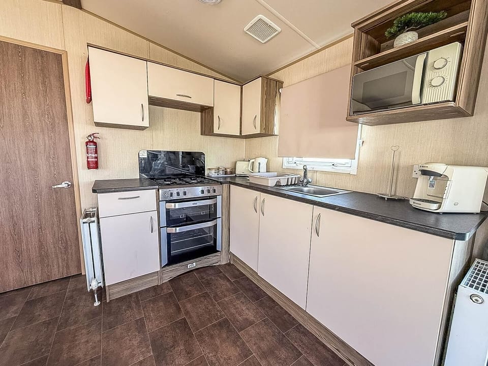 With all the untensils you will need to cook, this kitchen is ideal.