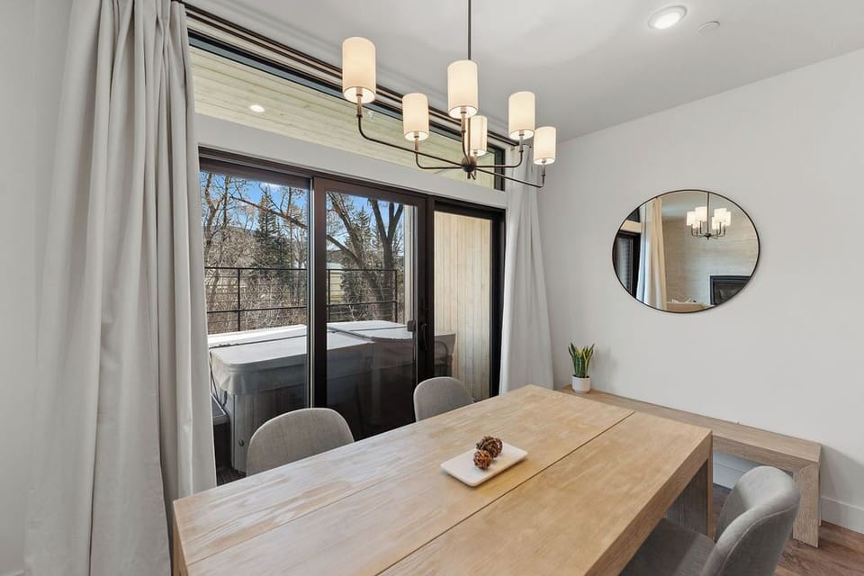 Dining Room / Hot Tub