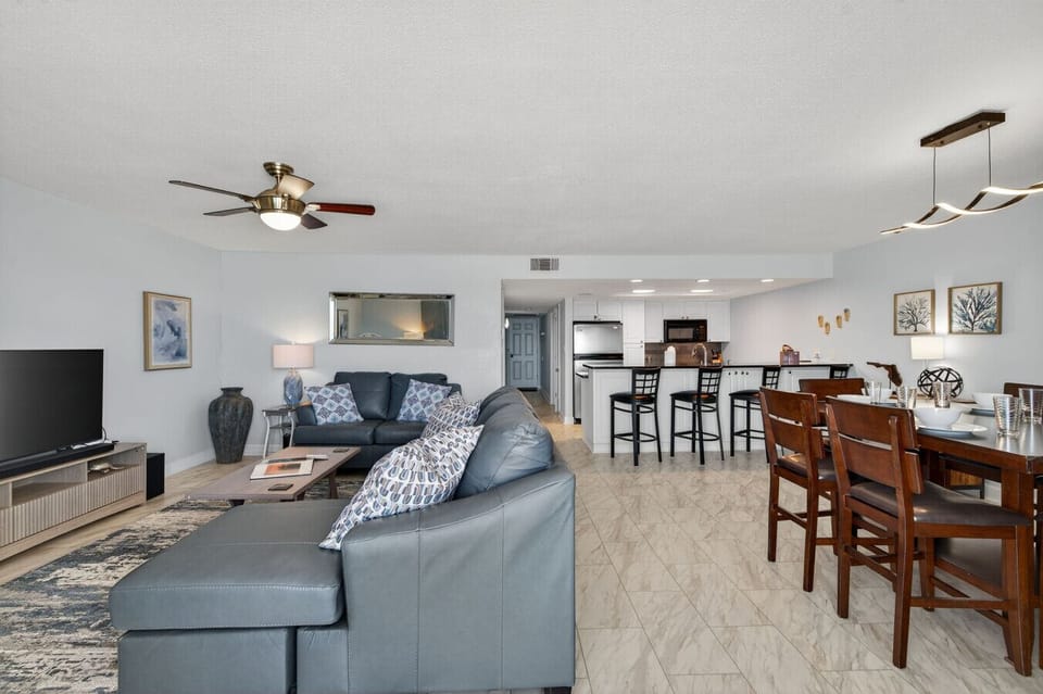 Spacious living & dining layout offering comfort, flow & easy indoor-outdoor living.