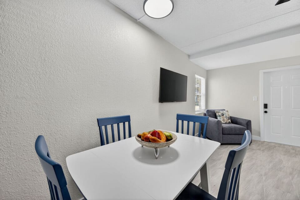 Cozy dining nook w/ simple seating and a comfortable, casual feel