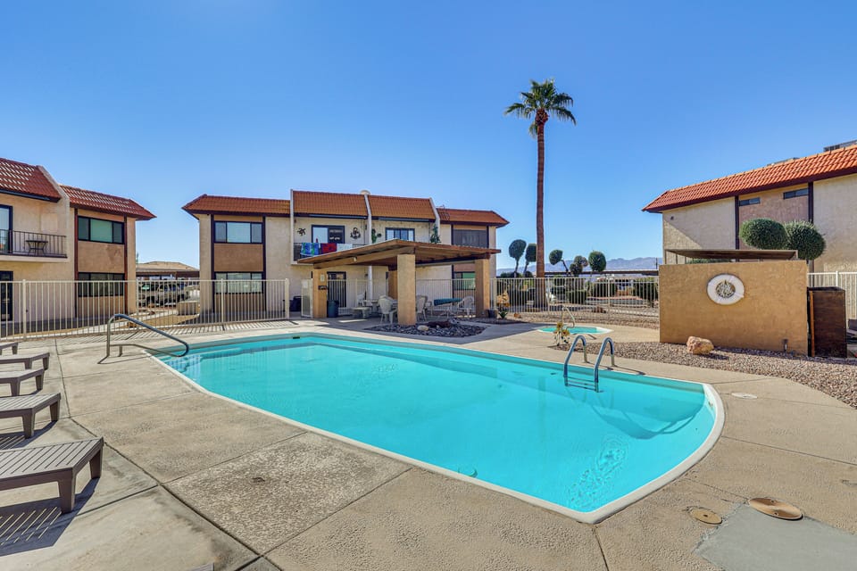 Community Pool | Free WiFi | Central Heating & A/C | Smart TV
