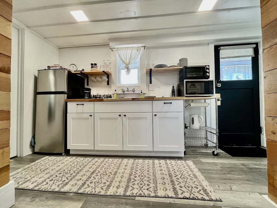 Fully equipped kitchenette with cooktop and prep space