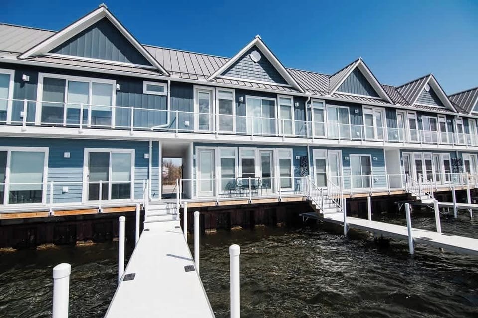 Chic Lakefront Getaway W/ Hot tub + Kayaks! House in Oden