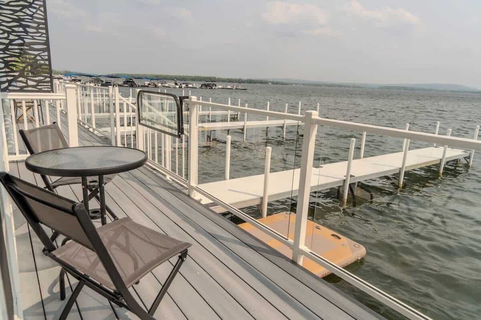 Lake Life, Modern Style! W/Hot tub and Kayaks! House in Oden