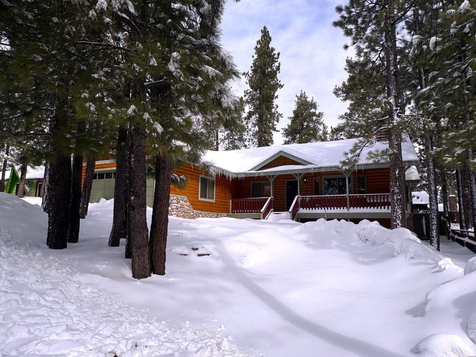 Snow covered Big Bear Cool Cabins, Leaf & Needle front