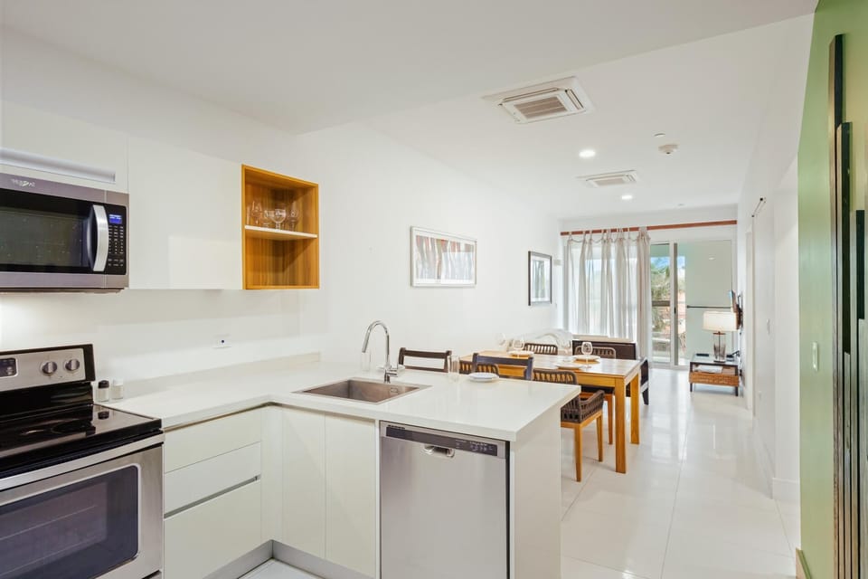 2BR2BA Condo w/Pool~Beach Tennis~Gym~Close 2 Beach (33269)