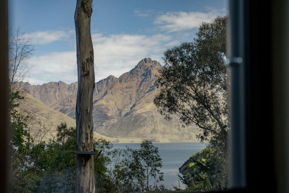 Mountain View Retreat: Breathtaking vistas and serene surroundings await your escape!