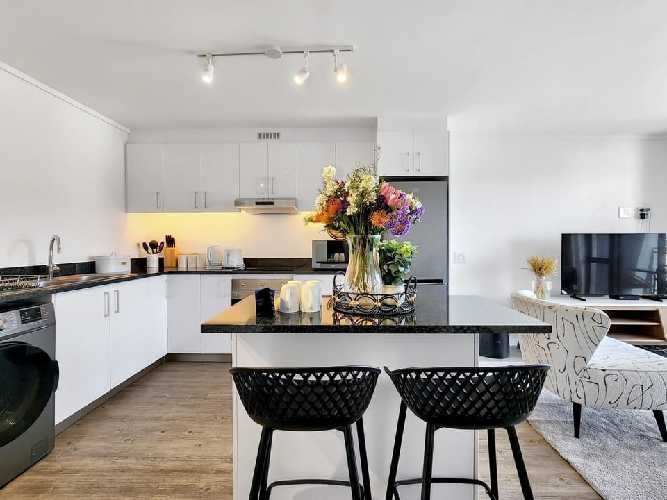 Castle Rock Modern 2-Bed Apartment with Pool (32167)