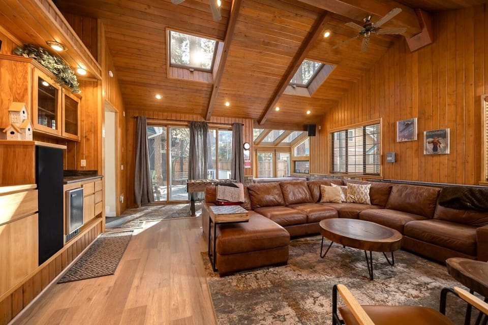 Wonderful Cabin Nestled Amidst Trees with Foosball and Hot-tub in Big Bear Lake, California Cabin in Big Bear