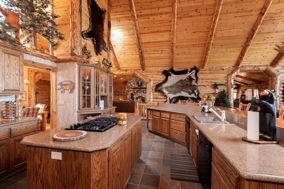 Outstanding Lake Cabin with Hot-Tub, Views and Game Room in California Cabin in Big Bear