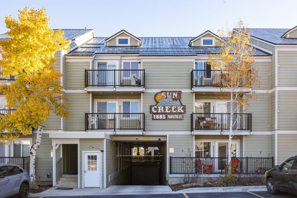 Welcome to Suncreek Condos, ideally located in the heart of Park City. This charming building features classic alpine architecture, private balconies, and easy access to the city's trails, slopes, and dining.