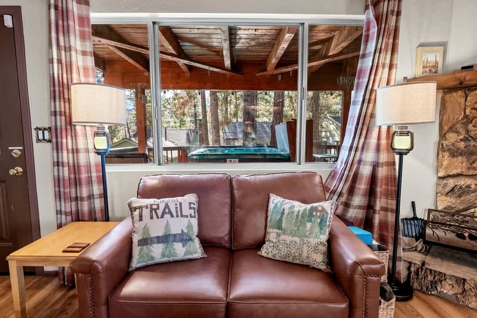 Dog-Friendly Rustic Cabin with Hot-Tub and Deck Great for Families in California Cabin in Big Bear