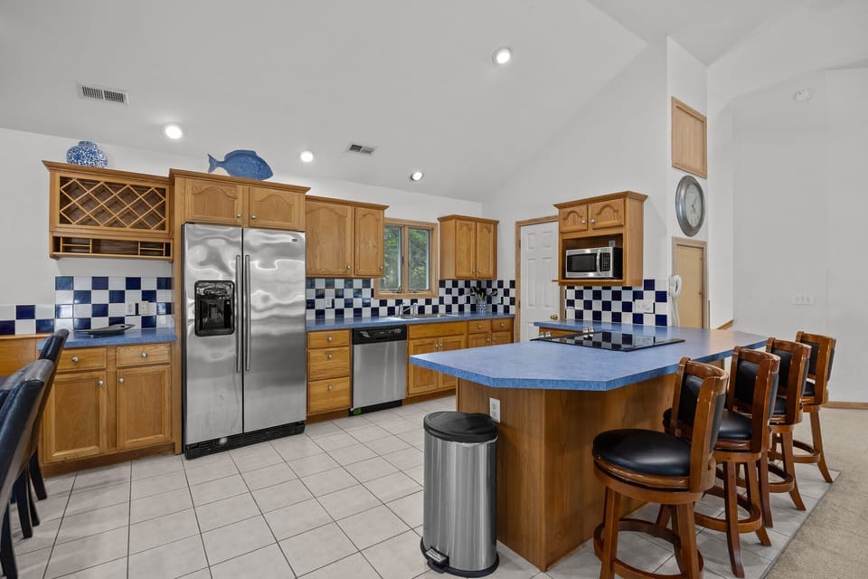 Top Level Fully Equipped Kitchen with Refrigerator, Diswasher, Microwave, Cooktop Bar with Seating 