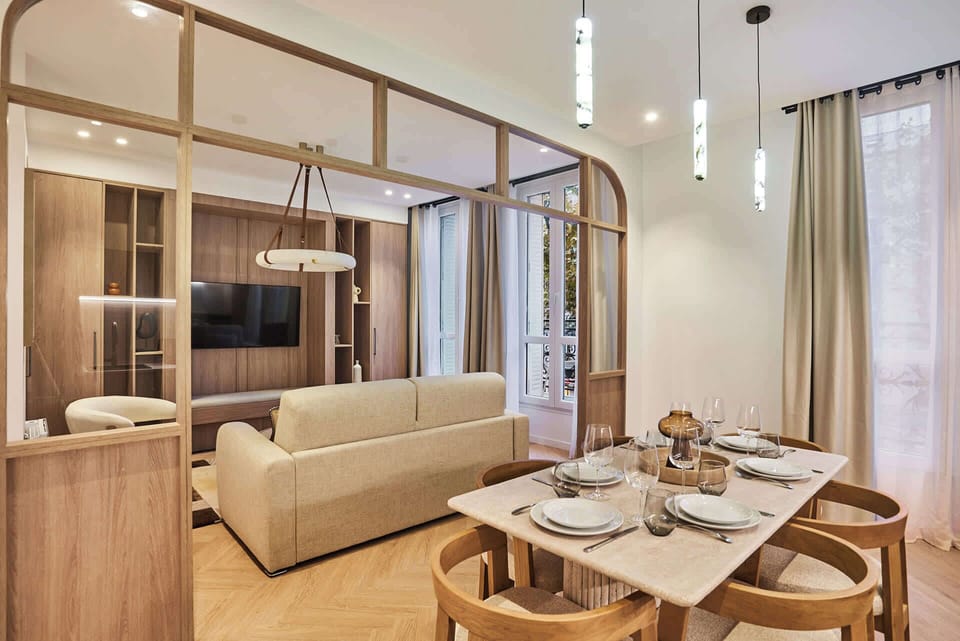 salle à manger dans la cuisine ouverte