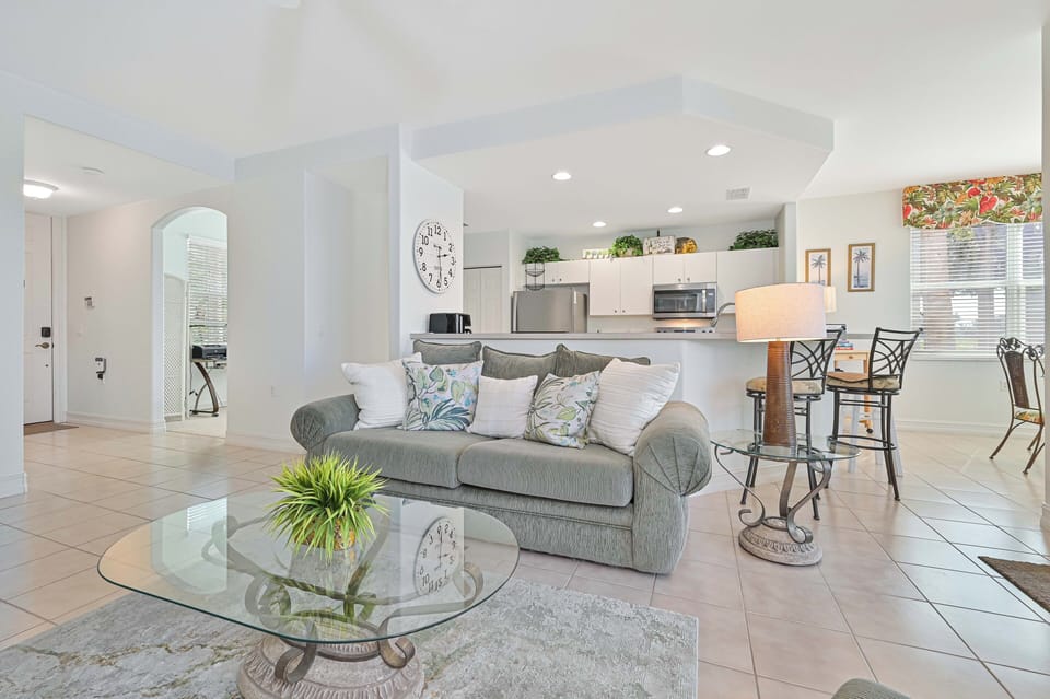 PS101 - Living with TV (cable and Roku), and sliding doors to the screened in lanai which offers gorgeous lake and golf course view