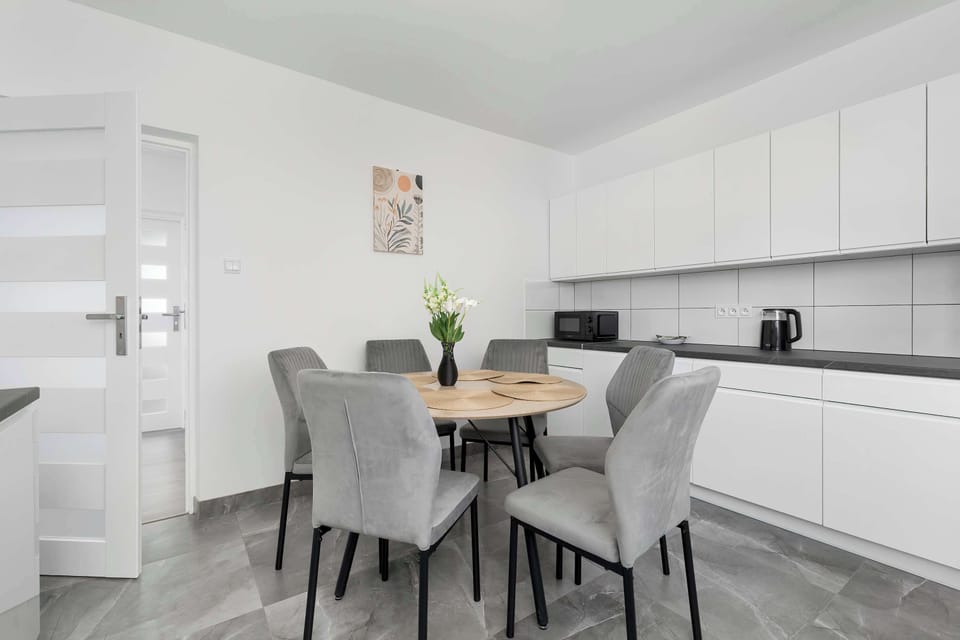 The kitchen's contemporary appliances ensure a comfortable stay. 