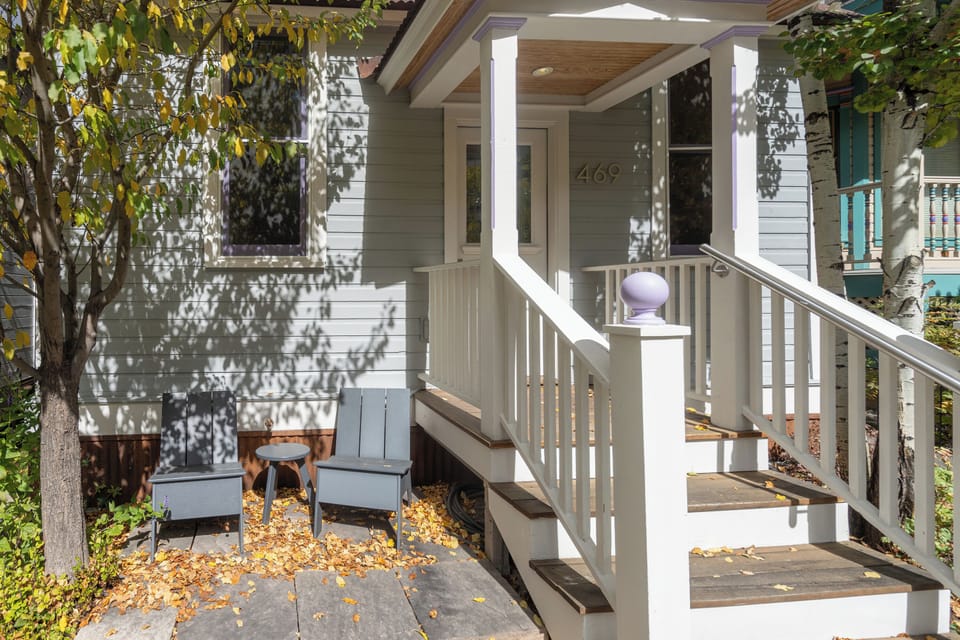 9.01-telluride-hummingbird-house-exterior-seating