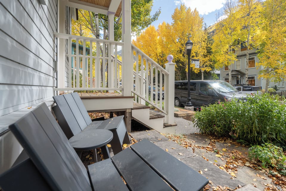9.02-telluride-hummingbird-house-exterior-seating-