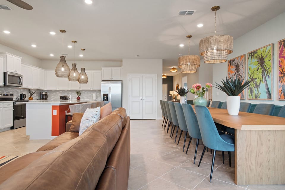 Spacious open-concept kitchen and dining area, perfect for gatherings and family meals.