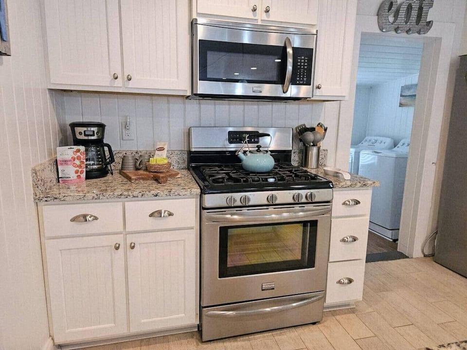 Beautiful and fully stocked kitchen!