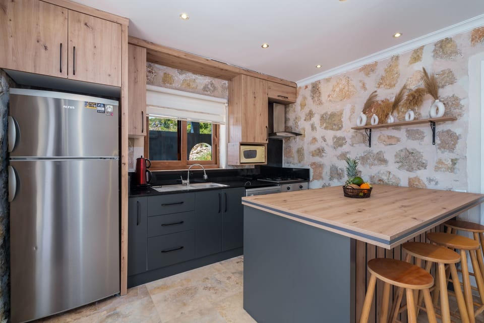 Kitchen with breakfast bar