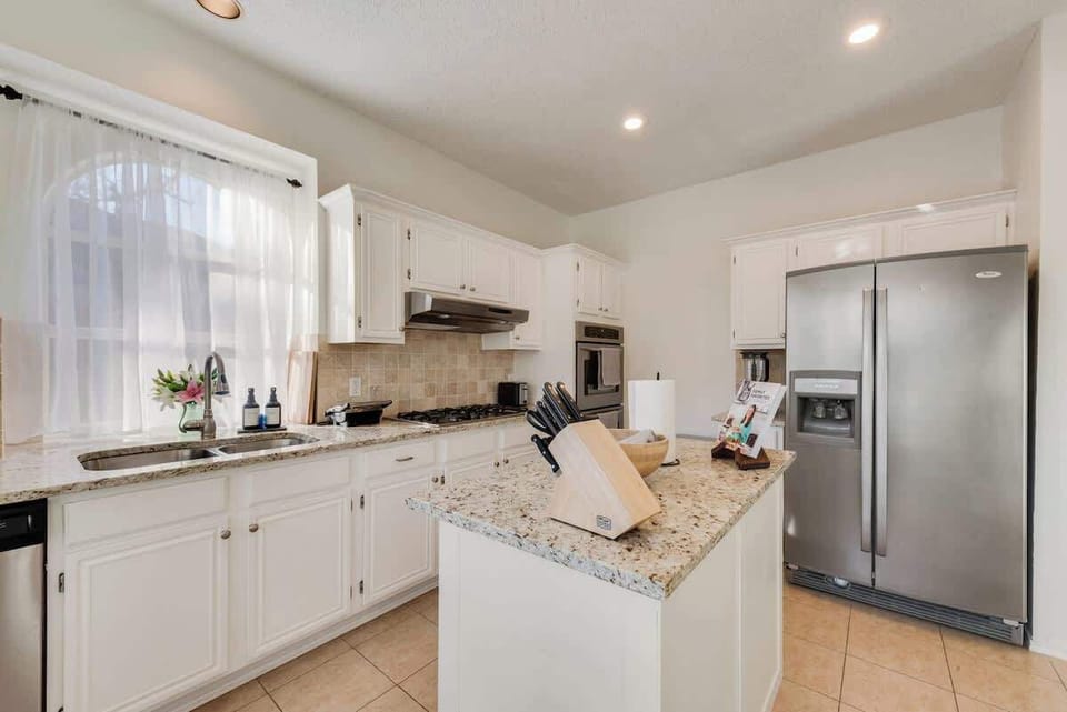 Our fully stocked kitchen has everything you need: fridge, oven, Ninja blender, toaster, espresso machine, full dish set, & more. Plus, enjoy a starter kit w/ coffee, tea, & sweeteners. Everything to make your meals & stay enjoyable! Bon appétit! 