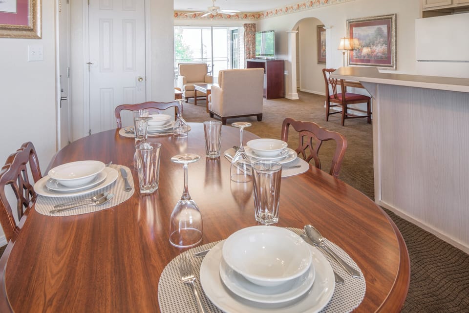 Living room + spacious dining area, a perfect place for family getaways!