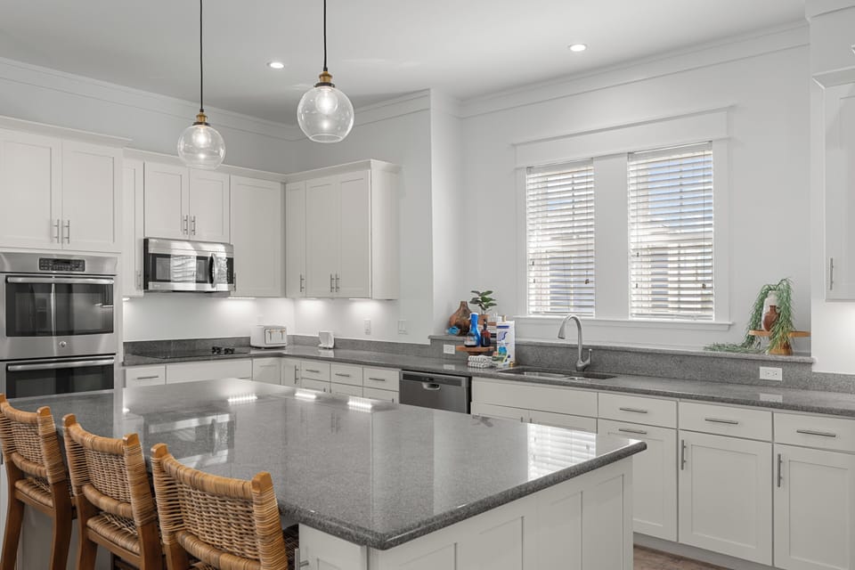 Ample kitchen counter. (Casa De La Sea)