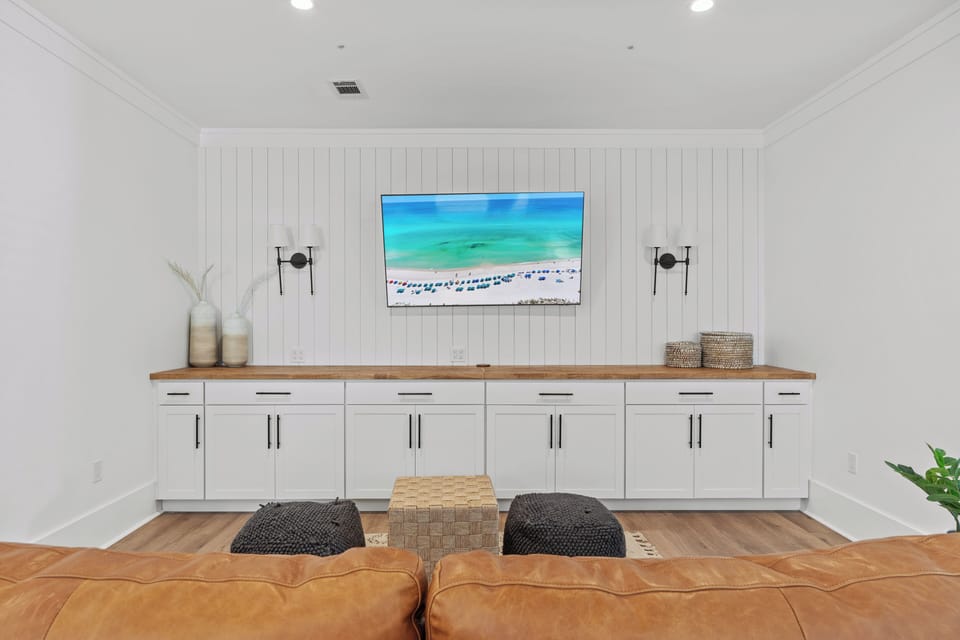 Watch a movie. (Casa De La Sea)