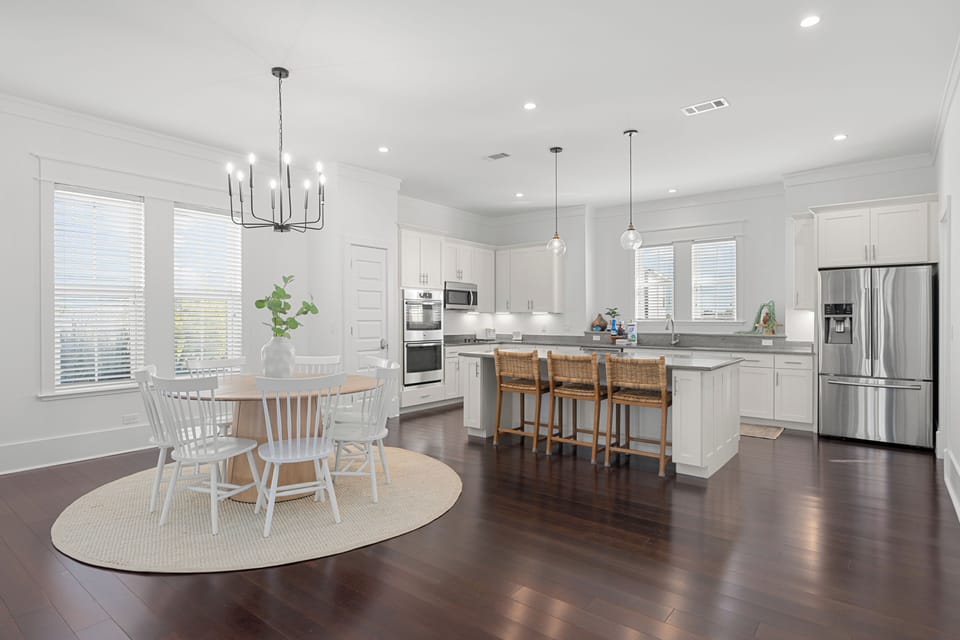 Chic and modern kitchen. (Casa De La Sea)