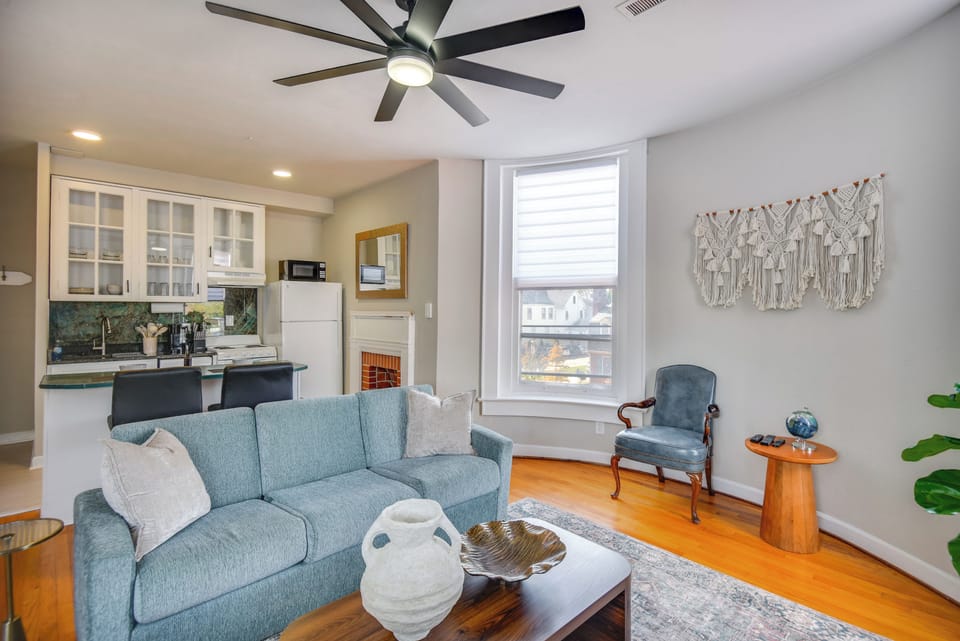 Living Room | Free WiFi | Smart TV | Window A/C Units