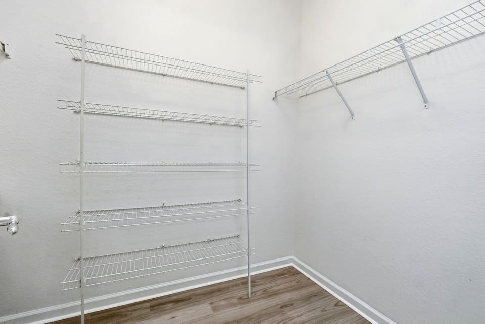 Walk-in Closet 