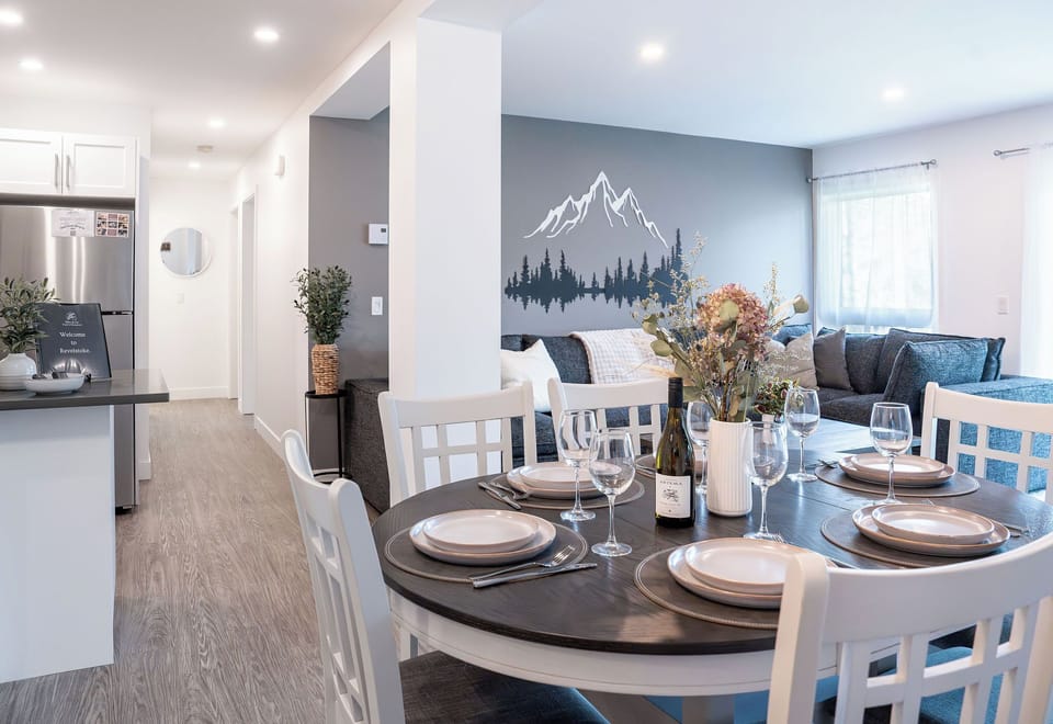 Hardy Summit dining and living room