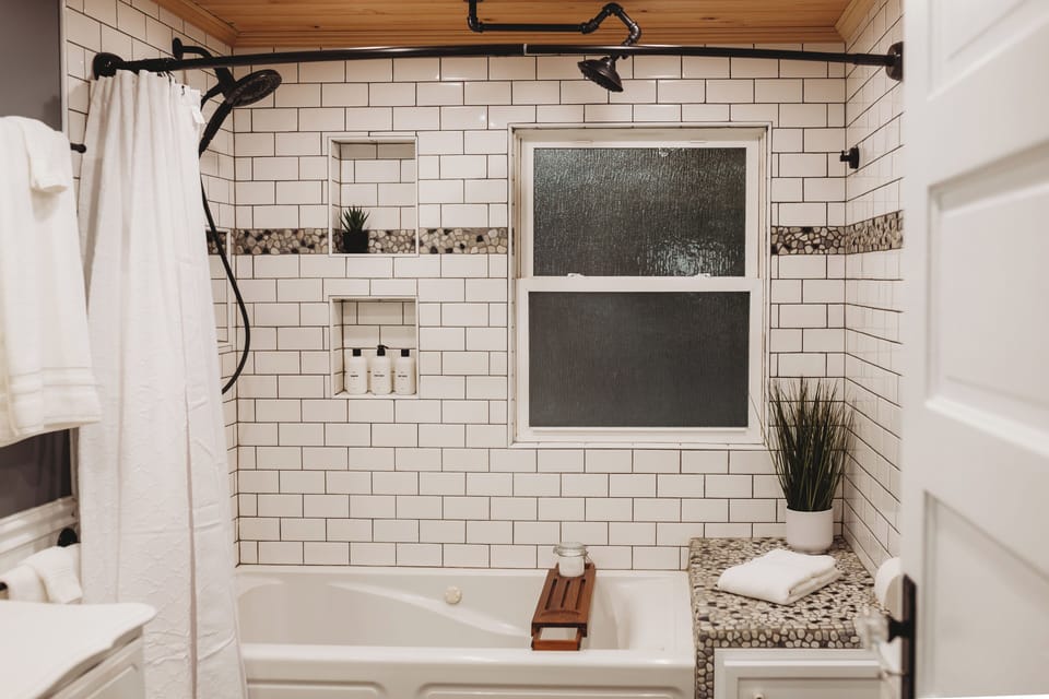 Indulge in our Spa-Like Bathroom! 🛁 Featuring a Jetted Tub and a refreshing Dual-Head Shower 🚿. The perfect way to unwind after a day exploring downtown! ✨