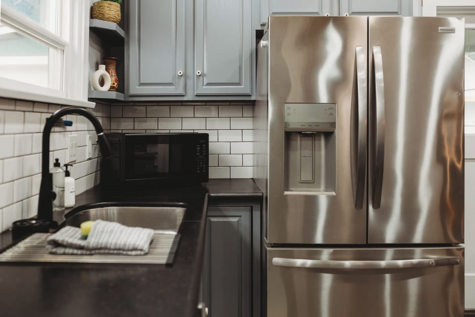 Convenience in every detail. With a large refrigerator, microwave, and deep sink, preparing and storing food is hassle-free. All the modern amenities you need for your Elegant Escape are here. ✨