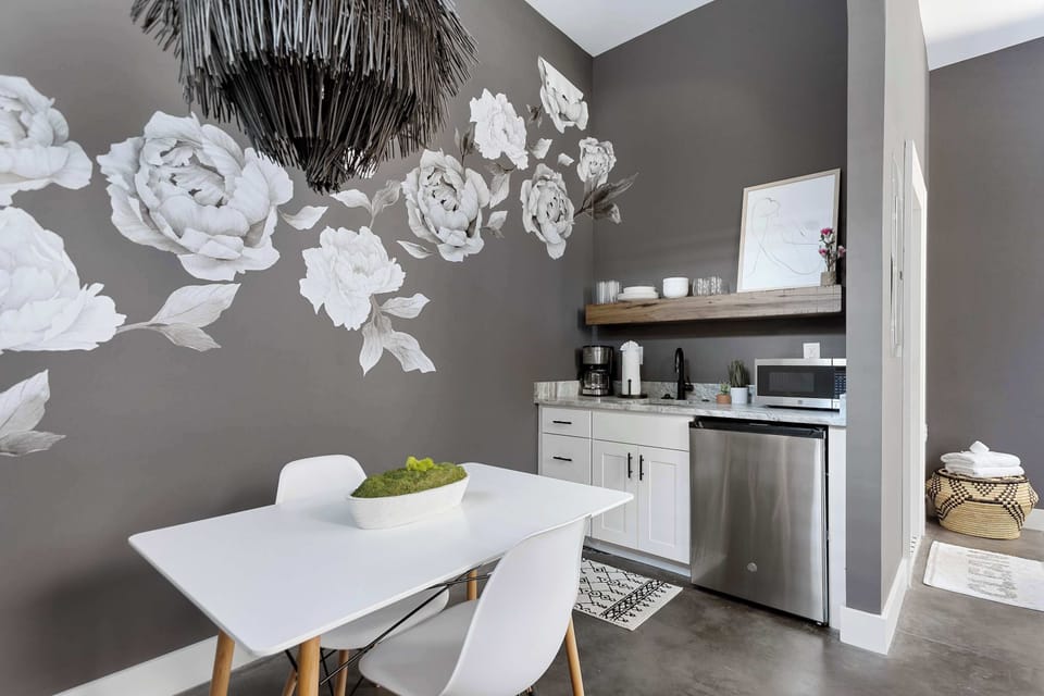 Dining area and kitchenette 