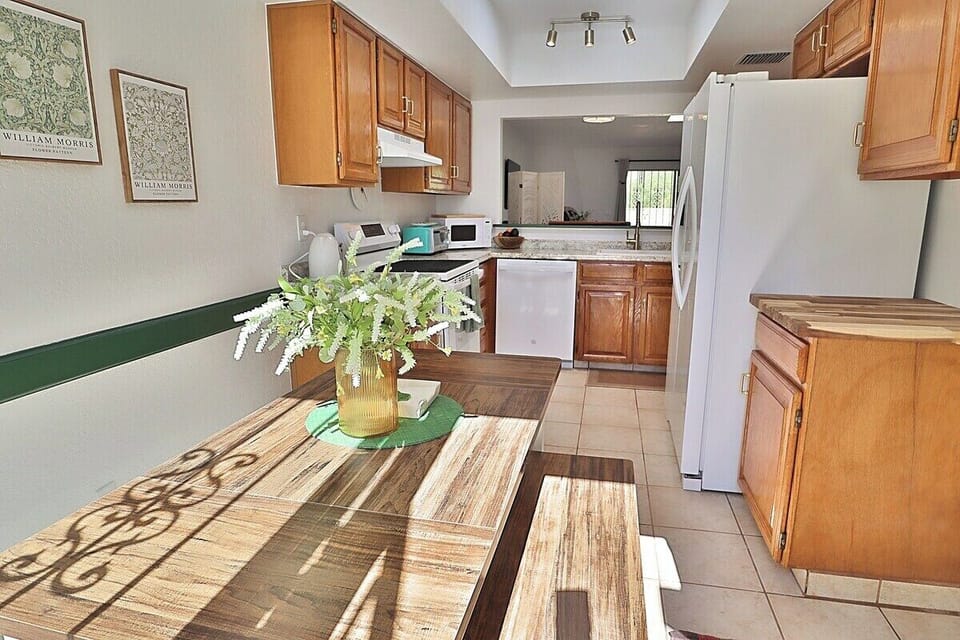 Kitchen with dining table